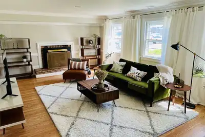 Image de 🌟 Spacious Mid-Century Modern Home Steps from Dc 🏛 Walk to Arlington Cemetery