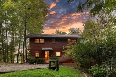 Image de Lakefront Blairsville Cabin w/ Deck + Dock!
