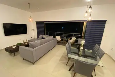 Image de Nice apartment with 24 hrs security, only 10 min from the beach.