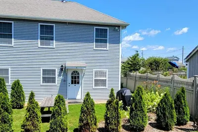 Image de 2 Br beach condo, 1 block from shore!