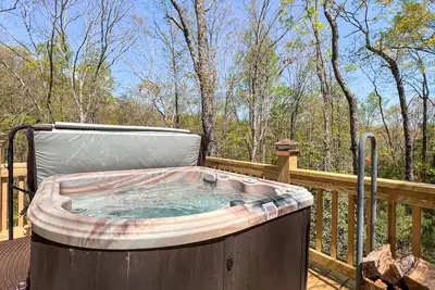 Image de Cozy 2 Bedroom Cabin W/ Hot Tub and Fire Pit