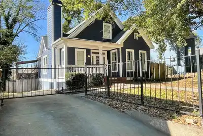 Image de Gated Driveway, King Suite near Benz, Tech, Midtown