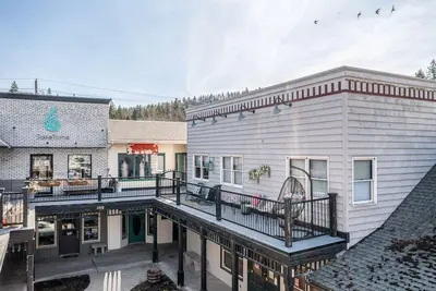 Dog-friendly downtown condo - large balcony, fast WiFi, updated interior & W/D