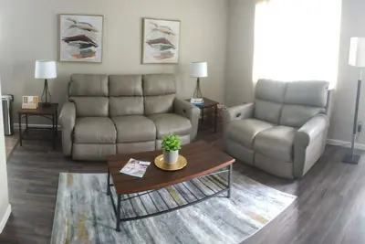 Image de 10 mins to Typhoon Texas! Comfy Katy 4 Bedroom, Family Friendly