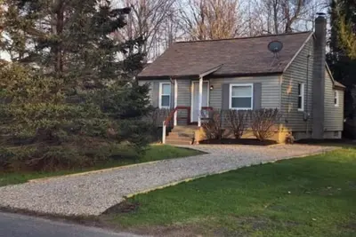 Rosko Ranch 1/4 mi from Lake Erie. Minutes from wineries & Gotl