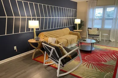 Image de Seaside Serenity @ TopShelfStays: Chic & Cozy Townhouse