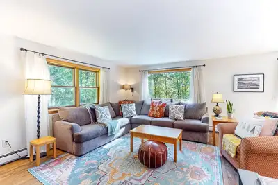 Image de Lovely home close to hiking & skiing w\/WiFi, firepit, balcony, wood stove, & W\/D