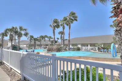 Image de Poolside island townhome with central Ac & high-speed WiFi - beach nearby