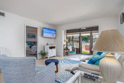 Image de Fully Remodeled, 1st Floor End Unit | Lanai just steps from the Heated Pool | Near Crescent Beach
