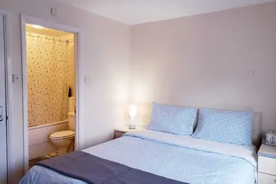Image de Ensuite Room Near Beautiful River