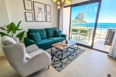 Appartement près de la plage avec piscine, parking et vue