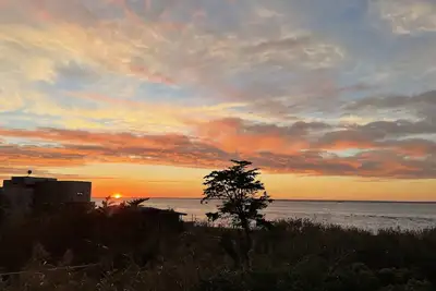 Image de Renovated w/hot tub great sunset view, 5 minute walk to beach