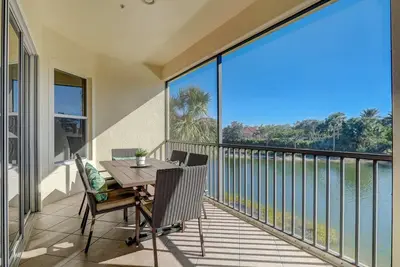 Image de Gorgeous Second Floor End Unit Coach Home in Hawthorne -Close to the Beach and A