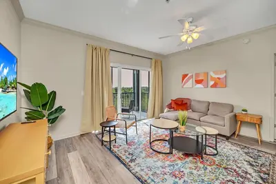 Image de Upstay: Modern Condo w Hot Tub, Pool and More