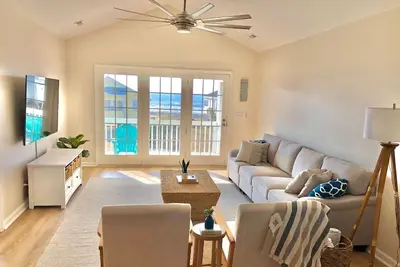 Image de At the Beach: Bright, Cozy, Ocean View Home Four Houses From Beach Access