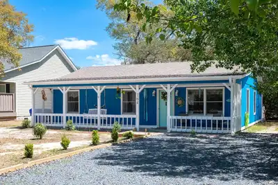 Image de Blu-By-U: Welcoming Home with Firepit Tucked Among Live Oak Trees