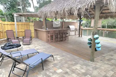 Image de Your personal Tiki Hut waterfront/pool/spa home.