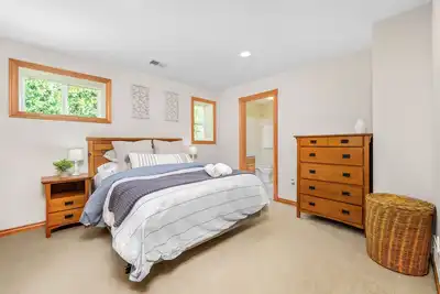 Image de Cozy 2br - Heated Bath Floors - Close To town