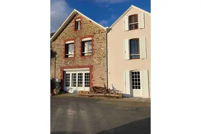 Image de Maison chaleureuse sur le port.