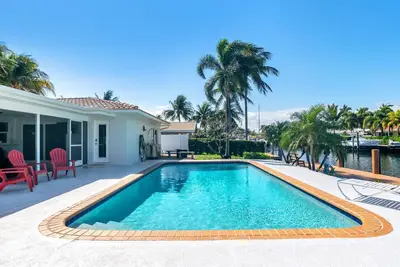 Canal Side 3 Br Villa W/ Heated Pool 5 min to Pier
