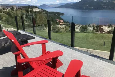 Image de Stunning View at our Gorgeous Cottage Retreat with 3 Decks! Licensed.