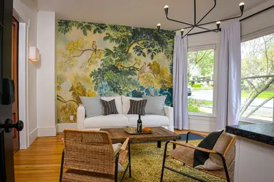 Image de Kubli Haus - Suite #1 ~ Luxury, Style & Location, 1 block to Britt