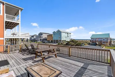 Image de Heart of Oak Island/2nd Row Ocean Vew - 3 Bedrooms