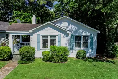 Image de Bama Bungalow - Book for football season and more!