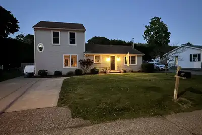 Image de Beautiful completely remolded home/ 5 min from beach