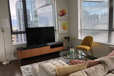 Image de Luxury Yaletown Condo 2 bedroom + 2 bathroom (u/g parking)