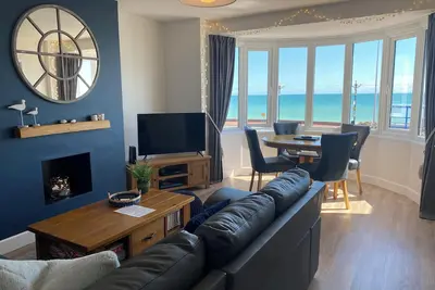 Image de Beautiful cosy seafront 2 bed apartment with private parking - sleeps 4