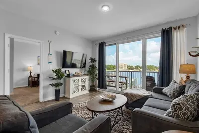 Image de Stunning water views and close to the beach!
