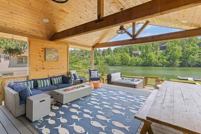 Image de Lake, Trails, & Beach: Steps away from your doorstep! Hot Tub now open!
