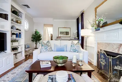 Image de Prince of Wales - An Old Town Luxury Row Home!