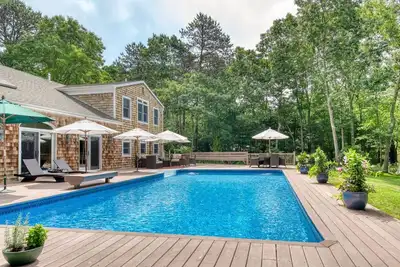 Image de Summer fun at our private Wainscott retreat… 5 min to beach!