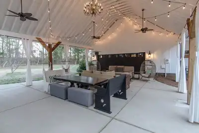 Image de Huge Charlotte Farmhouse Villa 25 minutes from downtown!