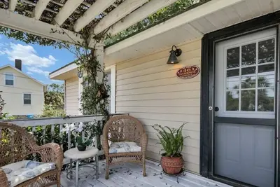 Tybee Lighthouse Cottage (A): Walk to the Beach!