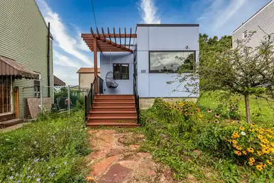 Image de Not so tiny house with full kitchen & patio swing