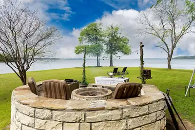 Image de Two Waterfront cottages for the price of one! Porch living area off main house!