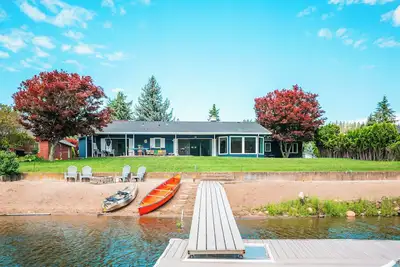 Image de Newly remodeled waterfront home near downtown Coeur d’Alene!