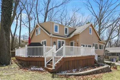 Image de Gorgeous 5 bedroom Home Recently redecorated with views of the lake