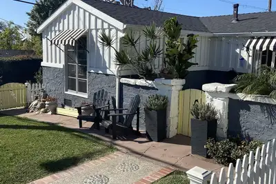 Historic Seahorse Cottage - just blocks from beach