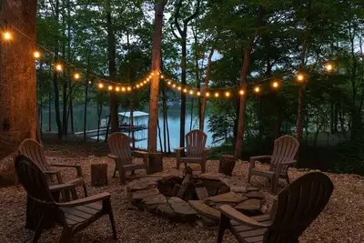 Image de Young@Hart is a Lakefront home w\/ Covered Dock, Game Room, 4 Kayaks & Hot Tub! !