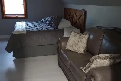 Image de Family Suite with King & 4 adult bunk beds at Becks Lake