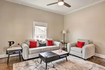 Image de Ideally Located 'Penne Place' w/ Deck & Grill