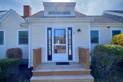 Image de Newly updated cozy condo, conveniently located near stunning beaches