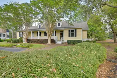 Cottage w/ Deck & Pool Access ~ 6 Mi to Beach
