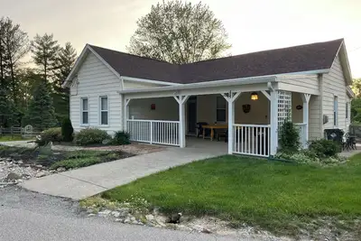 Image de This spacious family getaway is very private on one acre of land.
