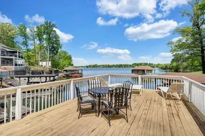 Image de Hokie Hideaway- Pet-friendly home with a sandy beach and fire-pit to enjoy with the family.