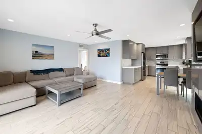 Image de Steps from the ocean, Large/remodeled 2bedroom beach apt